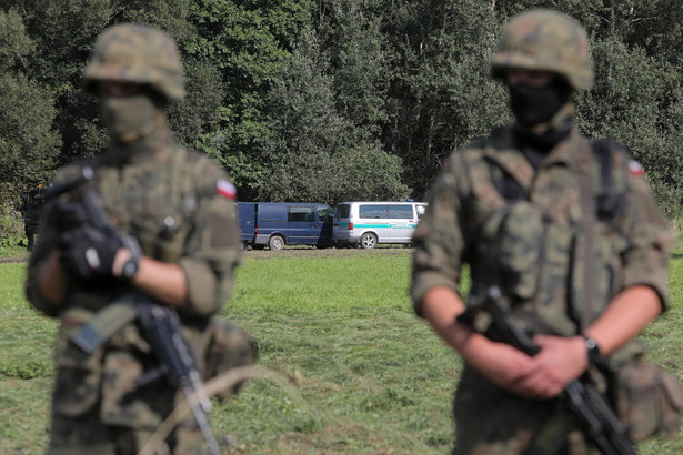 Straż Graniczna i wojsko w pobliżu miejscowości Usnarz Górny