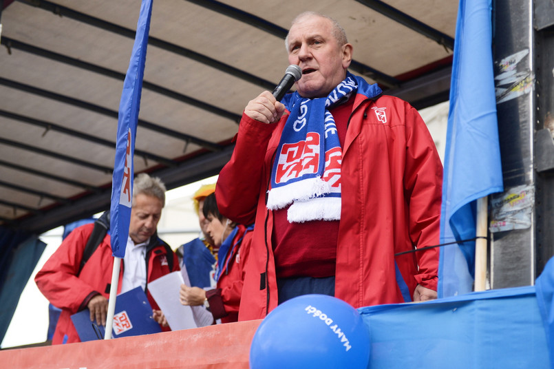 Przewodniczący OPZZ Jan Guz przemawia do protestujących.