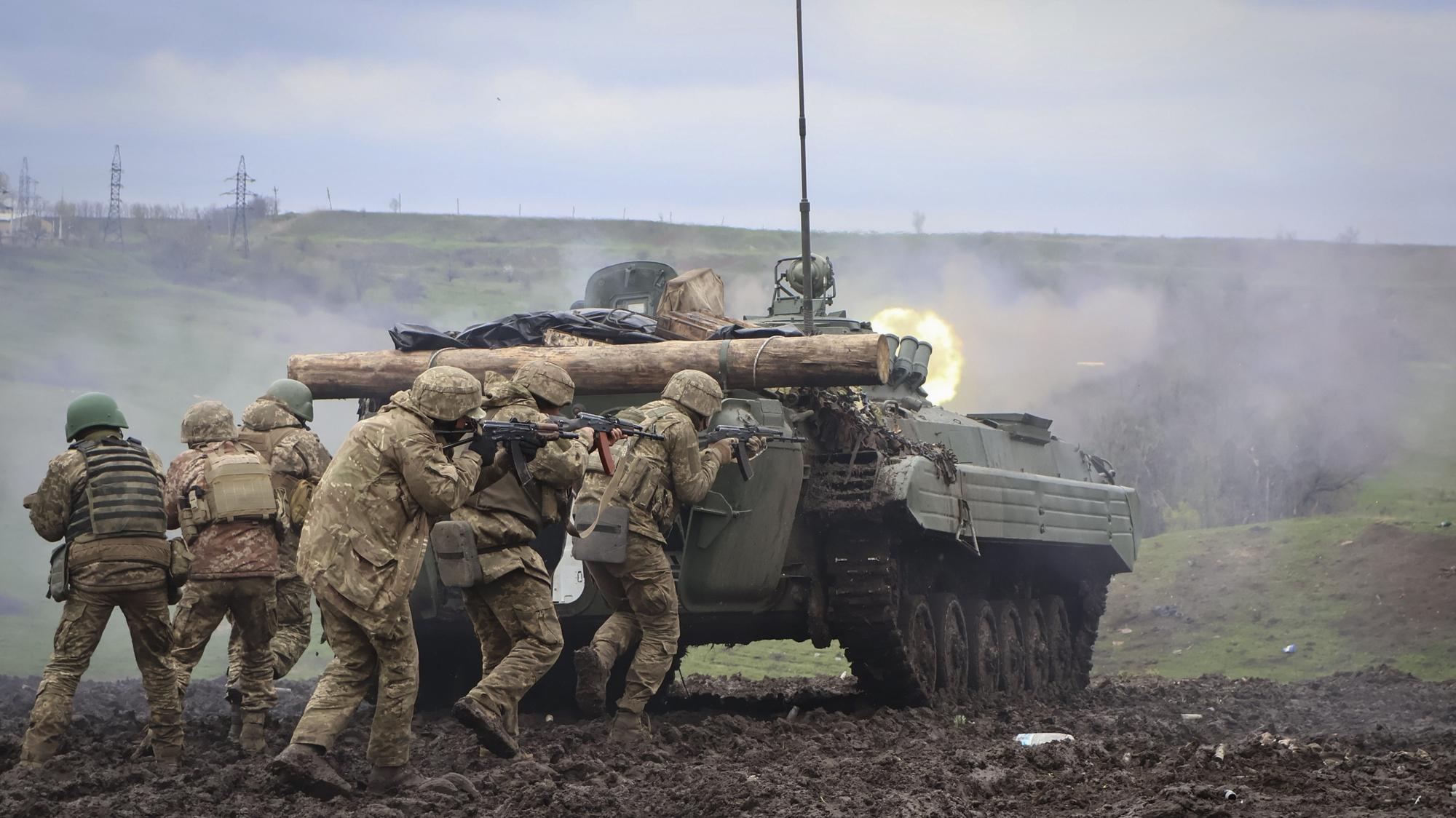 Ukrajinskí vojaci počas výcviku.
