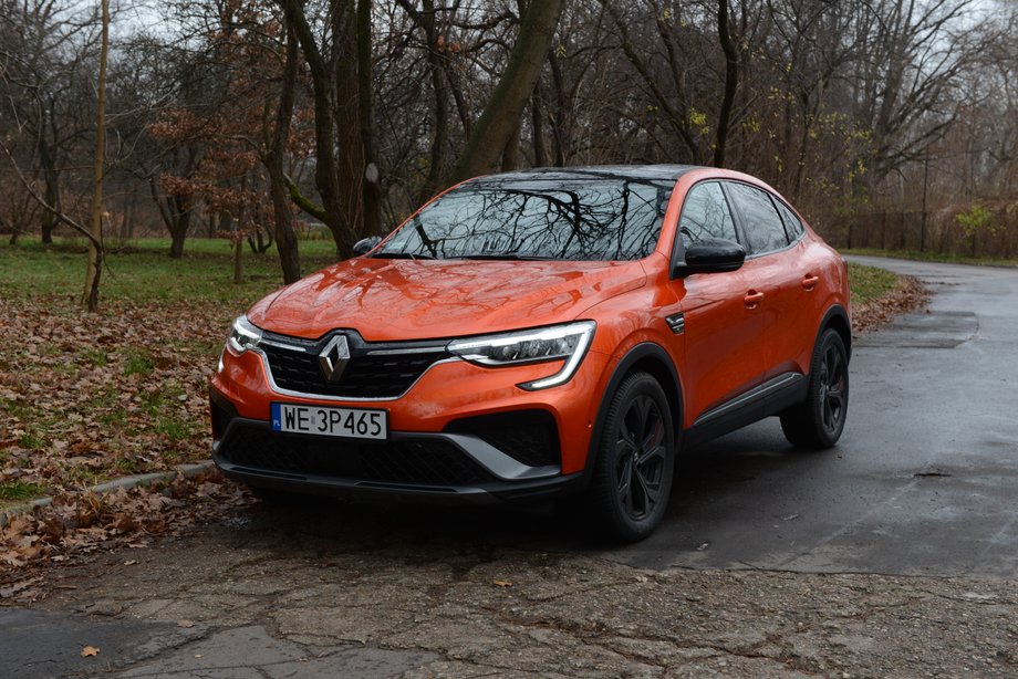 Renault Arkana HEV to ciekawa propozycja dla rodzin, choć oczywiście większą przestrzeń zapewniają pełnowymiarowe, kompaktowe SUV-y. Kosztują jednak sporo więcej od Arkany.