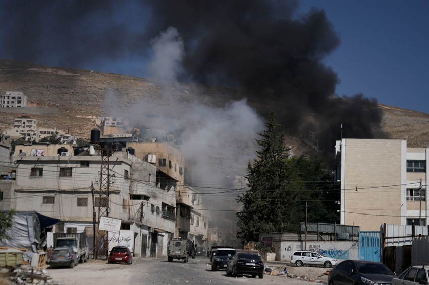 Dim iznad izbegličkog kampa Askar u Nablusu na Zapadnoj obali nakon vojne racije