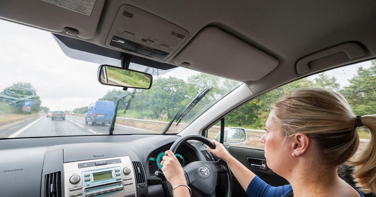 Pozvala je policiju u panici tokom vožnje, čim su je stigli na auto-putu i  pogledali na zadnje sedište oduzeli su joj vozačku dozvolu