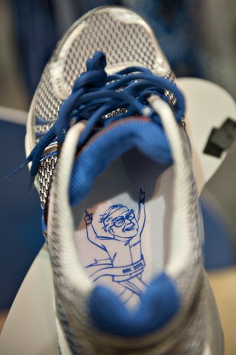 Limitowana edycja sportowych butów Brooks Adrenaline GTS. Firma podczas zjazdu akcjonariuszy Buffetta sprzedawała swoje produkty pod hasłem 'Udany bieg dla Twoich pieniędzy'.