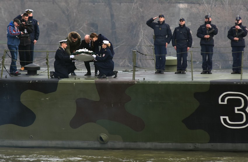 Spuštanje venca u Dunav