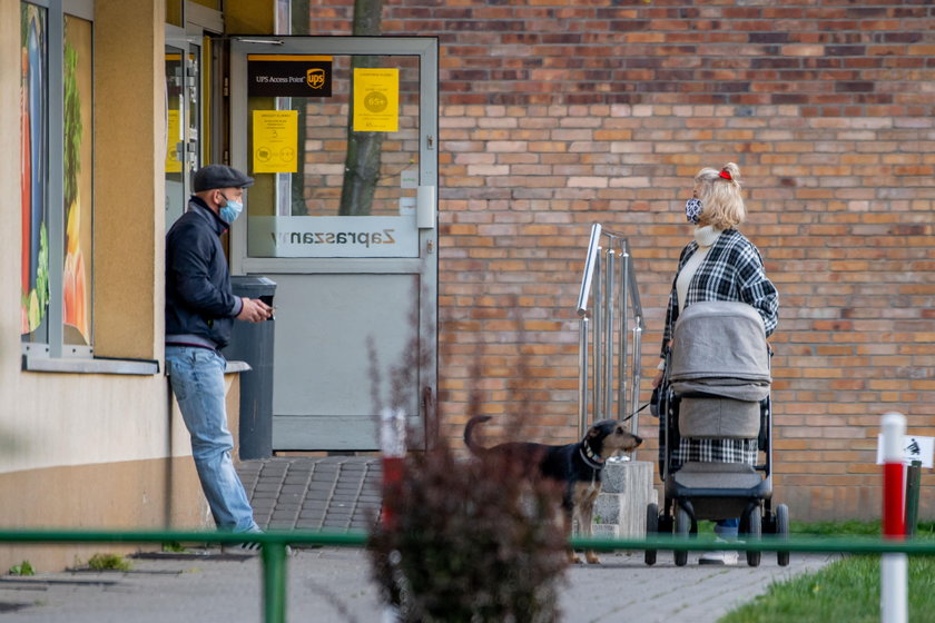 Pierwszy spacer Borysa Szyca z synem do spożywczaka