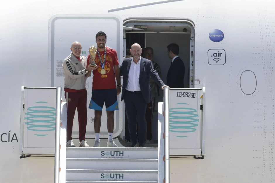 Luis de la Fuente, selektor Španije i Rodri, kapiten, iznose trofej iz aviona | Foto: Reuters