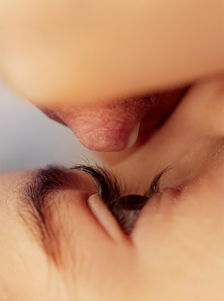 Gáldi Vinkó Andrea képei kendőzetlen őszinteséggel tárják elénk a kisbabával járó legszebb és legnehezebb pillanatokat