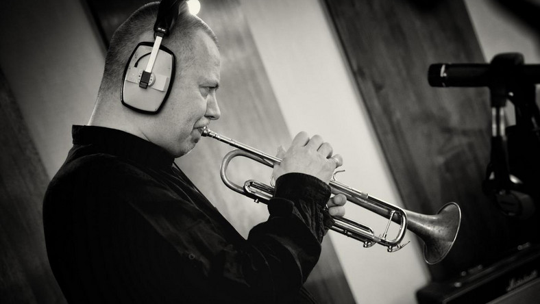 <strong>- Jazz jest dla mnie jak powietrze – przyznaje trębacz Piotr Wojtasik, należący do ścisłej czołówki rodzimego jazzu, nazywany czasem polskim Wyntonem Marsalisem. Podczas 57. festiwalu Jazz nad Odrą, który odbędzie się w dniach 15-19 września, tradycyjnie we Wrocławiu, zaprezentuje nowy program pod szyldem "Piotr Wojtasik Presents". - Myślę, że to fajny projekt dla tych, którzy lubią muzykę w wydaniu bardzo organicznym czy wręcz plemiennym - zapowiada.</strong>