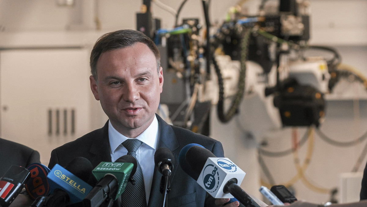 Politycy PO uważają, że Andrzej Duda mógł brać udział w nielegalnym wpływaniu na proces legislacyjny ws. ustawy o SKOK. Chodzi o pisanie skargi konstytucyjnej złożonej przez Lecha Kaczyńskiego. Zdaniem PO kwestią powinna zająć się prokuratura, a Duda powinien zawiesić kampanię i członkostwo w PiS.