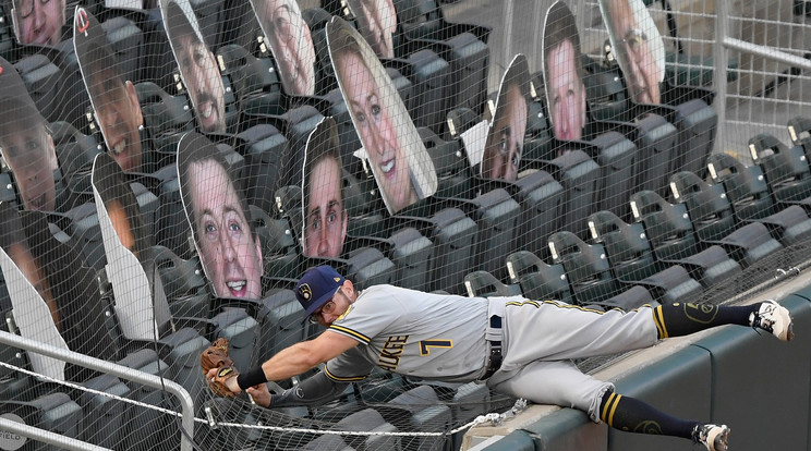 Eric Sogard, a Milwaukee Brewers baseballcsapatának játékosa azért nem tett kárt senkiben a mecssen, mert kartonnézők voltak a lelátón.../Fotó: Getty Images
