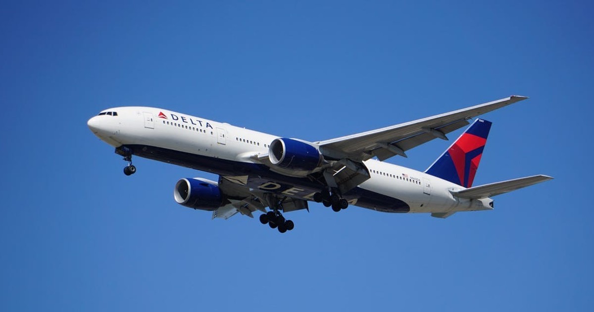 Photo shows the cockpit window of a Delta flight after it shattered in ...
