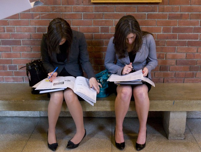 W kluczowym roku wyborczym rząd nie zapomniał także o jednej z największych grup zawodowych w kraju, czyli o pracownikach administracji. Rozbrojenie potencjalnej miny wyborczej nastąpiło dzięki zarezerwowaniu w ustawie budżetowej 2 mld zł na ten cel. Dodatkowych środków na podwyżki dla administracji centralnej nie przeznaczono od 2008 r., kiedy decyzją ministra finansów Jacka Rostowskiego zamrożono fundusz płac w budżetówce. Jednocześnie przez ten czas wynagrodzenia w sektorze prywatnym wzrosły o jedną trzecią.<br><br>
„Zamrożono” nie oznacza jednak, że nikt przez siedem lat nie zobaczył większej kwoty na przelewie od publicznego pracodawcy. Urzędy miały po prostu mieścić się co roku w tej samej puli wydatków. Co dawało dyrektorom generalnym pewne pole manewru, np. zwolnienie kogoś lub przejście na emeryturę uwalniało środki w ramach tej zamrożonej puli. Dodatkowa kwota, którą udało się wyasygnować w przyszłorocznym budżecie (m.in. dzięki zdjęciu z Polski przez KE procedury nadmiernego deficytu), przeznaczona jest tylko na podwyżki w administracji centralnej (tym samym urzędnicy samorządowi są z niej wyłączeni). Jak pisaliśmy na łamach naszej gazety w niektórych urzędach, np. wojewódzkich, w tym roku wcześniej, bo jeszcze przed wyborami, wypłacono urzędnikom nagrody.<br><br><br><br><br><br>