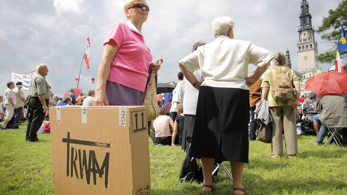 TV Trwam obchodzi 10. urodziny. Dostępna przez satelitę, obecnie stara się o nadawanie ogólnodostępne w ramach naziemnej telewizji cyfrowej. Według stacji pomysł ten popiera 2,5 mln obywateli, tymczasem z badań wynika, że jej oglądalność stopniowo maleje.