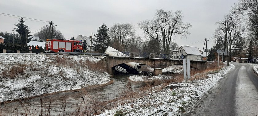 Tir wpadł do rzeki i uszkodził wodociąg. Mieszkańcy zostali bez wody