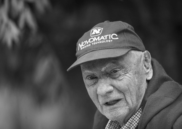 Niki Lauda zostanie pochowany w kombinezonie wyścigowym. Do trumny zostanie włożony także kask