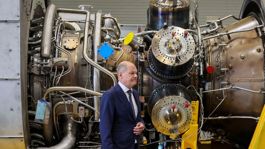 Kanclerz Niemiec Olaf Scholz przed turbiną gazociągu Nord Stream w zakładach Siemens Energy w Mülheim an der Ruhr, Niemcy, 3 sierpnia 2022 r.