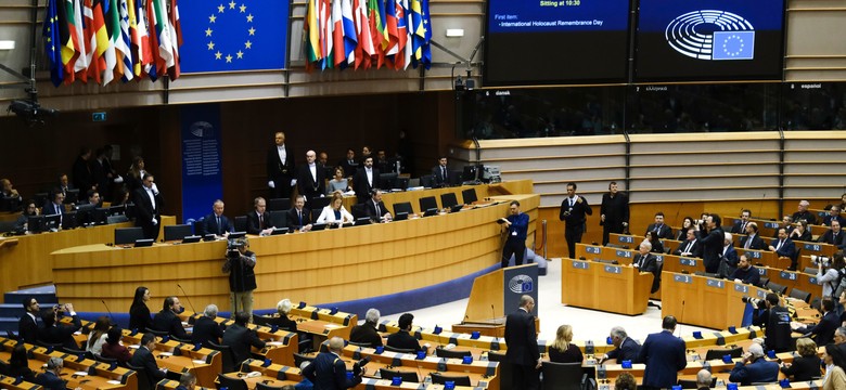 Sondaż na miesiąc przed wyborami do PE. Różnica znów bardzo niewielka...