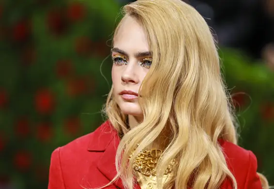 Modelka Cara Delevingne choruje na łuszczycę. Tak wyglądała na gali MET 