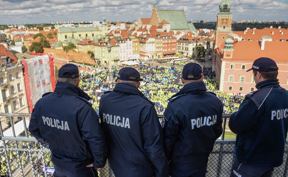Mobbing, nękanie, molestowanie seksualne i przekroczenia uprawnień. PO ujawnia raport dot. nieprawidłowości w policji