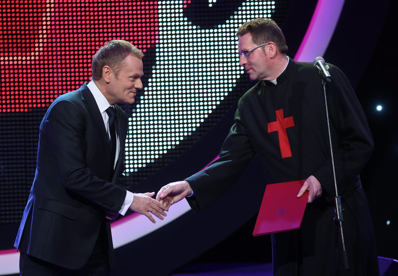 Od lewej: Donald Tusk i ks. Arkadiusz Nowak podczas gali wręczenia nagród im. św. Kamila w 2013 r.