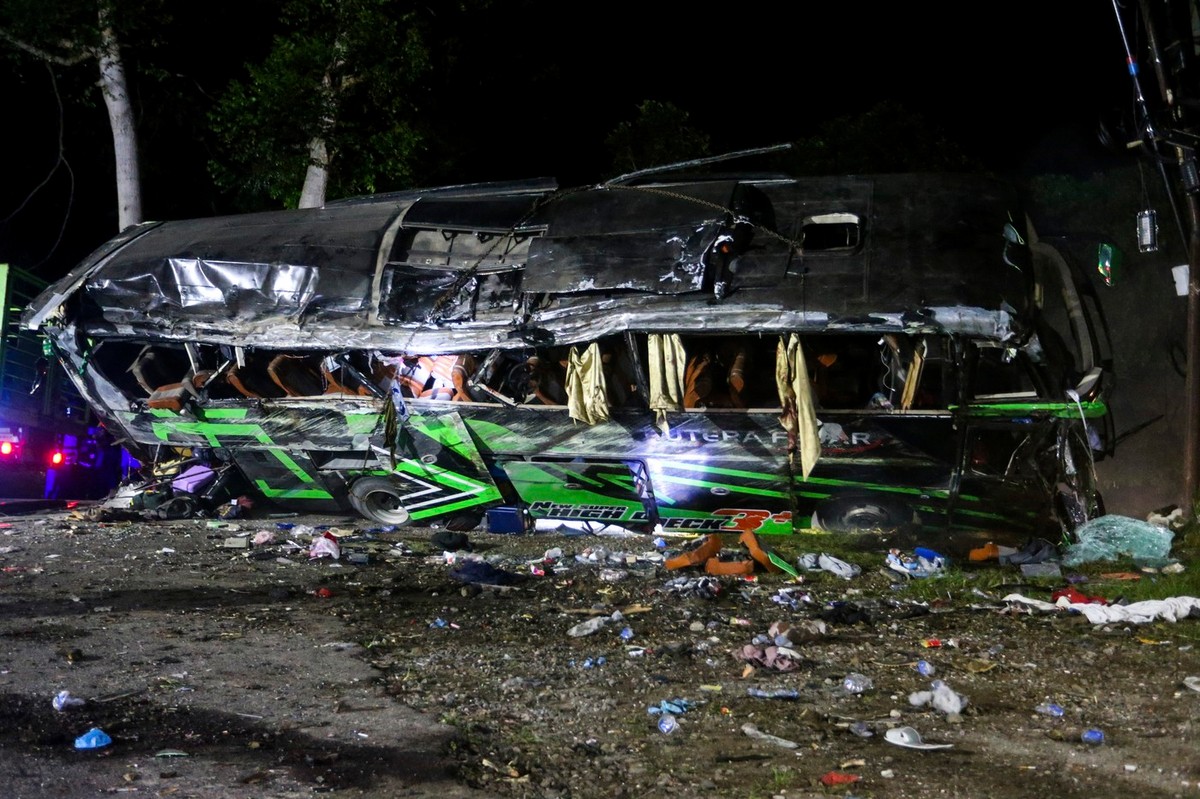Sokkoló fotók: kilenc diák halt meg a szörnyű indonéz buszbalesetben