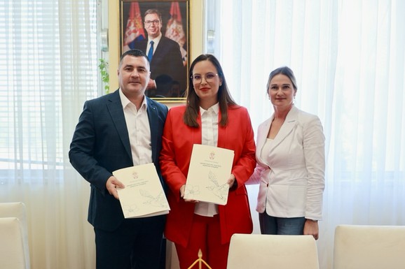 Stižu novi kilometri kanalizacione mreže u opštinu Bač: Ministarka Sara Pavkov potpisala ugovor