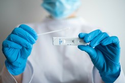 Wzrasta liczba zakażonych COVID-19. W lipcu apteki sprzedały prawie 187 tys. testów