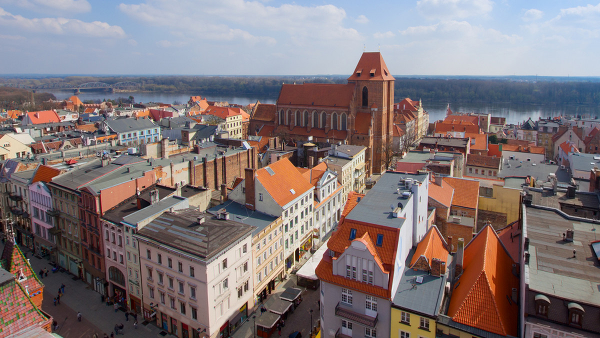 We wtorek na Rynku Staromiejskim w Toruniu świętowano 97. rocznicę powrotu miasta do Polski. - Wciąż powinniśmy oddychać klimatem tamtych dni - powiedział miejscowy biskup Andrzej Suski.