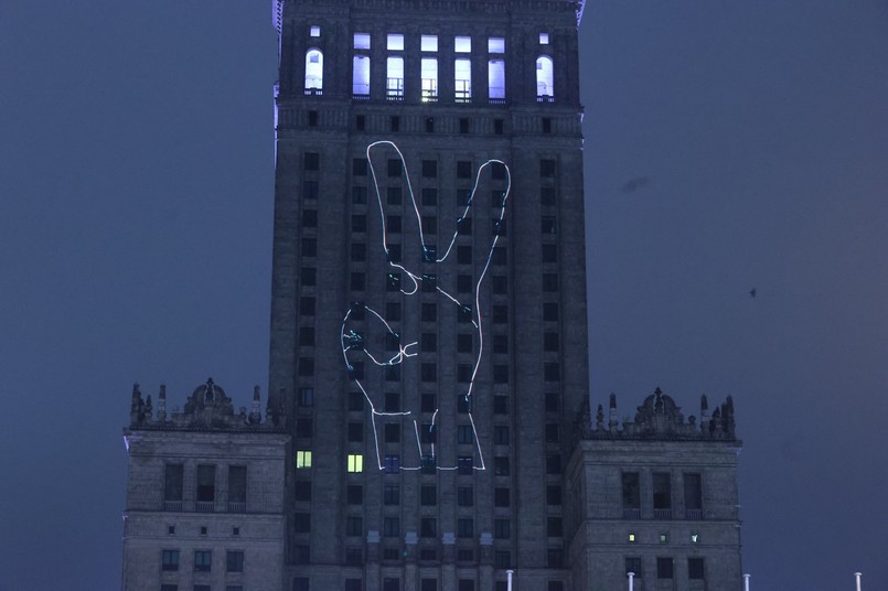 Symbole Strajku Kobiet i Solidarności na Pałacu Kultury i Nauki