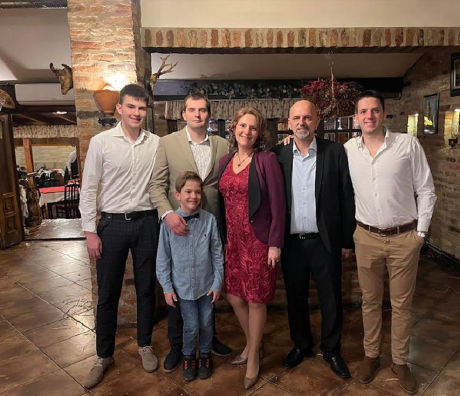Ognjen sa braćom i roditeljima