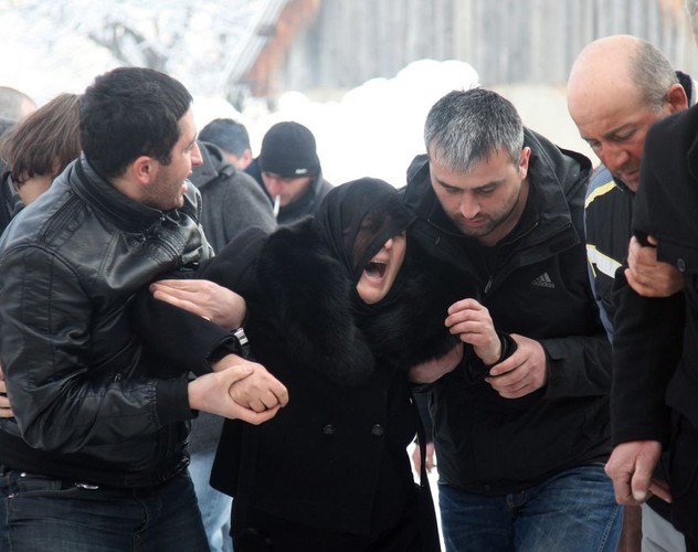 W czasie zawodów saneczkarskich doszło do tragedii - zginął młody gruziński zawodnik. Na zdjęciu: matka Nodara Kumaritashvilego w czasie pogrzebu