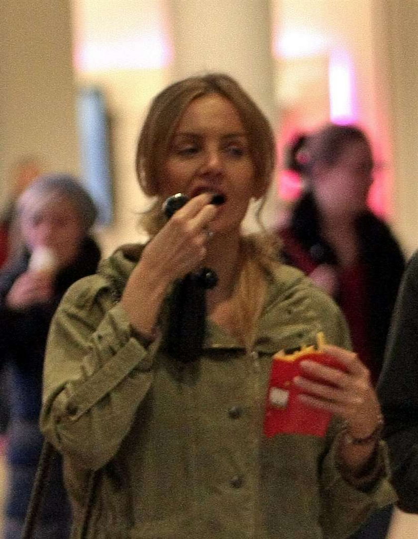 Sexy  gwiazdka TVP objada się fast foodem. FOTO
