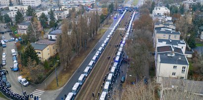 Niepokojące obrazki w Warszawie. Policja rzuciła do ochrony Kaczyńskiego potężne siły. Żoliborz niczym twierdza!