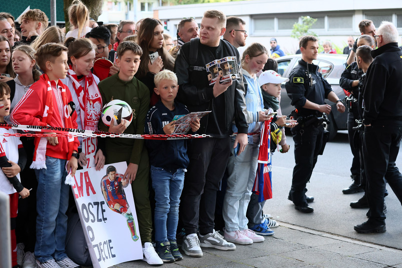 Tłum kibiców powitał Polaków w Niemczech. Lewandowski przed hotelem rozdawał autografy