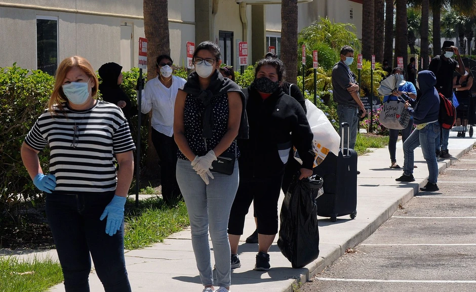 Nezaposleni čekaju u redu za hranu u Orlandu, Florida