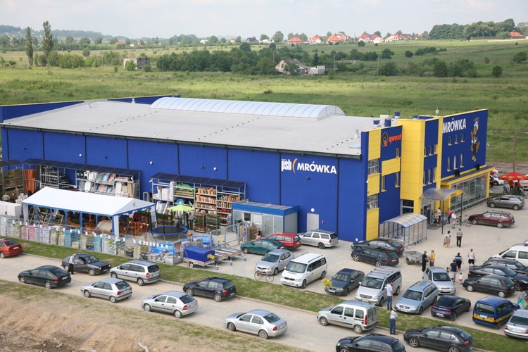 Sama Grupa PSB jako spółka zarabia m.in. na prowizjach pobieranych od produktów zamawianych za jej pośrednictwem przez partnerów. To jednak kwoty niewielkie, które mają wystarczyć na pokrycie kosztów stałych i utrzymanie niezbędnych rezerw gwarantujących wypłacalność zobowiązań wobec dostawców.