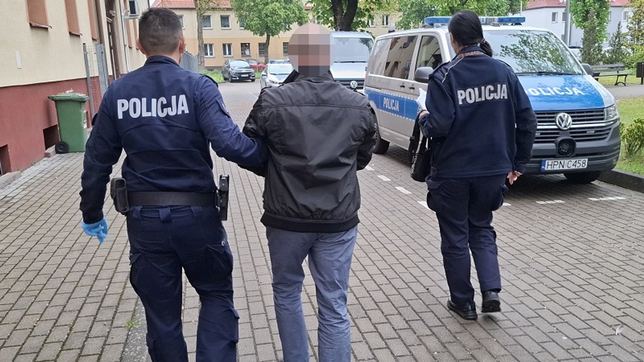 Poszedł na komunię dziecka. Policja wyprowadziła go w kajdankach