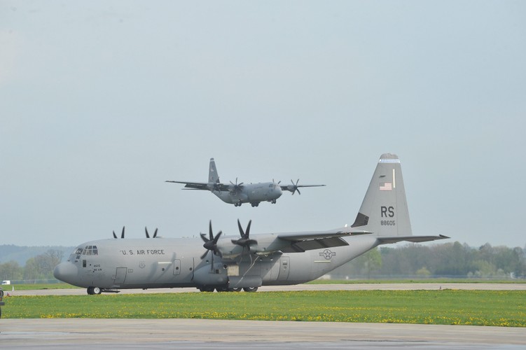 Powitanie żołnierzy z Grupy Bojowej 173. Brygady Piechoty (Powietrznodesantowej), wchodzącej w skład armii USA w Europie, 23 bm. na wojskowym lotnisku w Świdwinie. Kompania spadochroniarzy USA przybyła do Polski, by rozpocząć pierwsze z serii ćwiczeń, które odbędą się w Polsce i trzech krajach bałtyckich w ramach zobowiązania USA do ochrony sojuszników z NATO; weźmie w nich udział w sumie ok. 600 żołnierzy USA. 23.04.2014 <br>
PAP/Marcin Bielecki