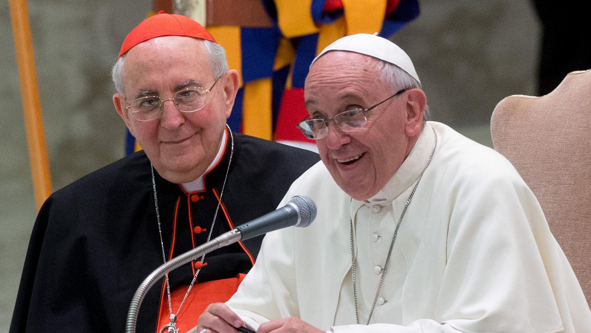 Papież Franciszek, łamiąc wszelkie schematy, lubi pozować do tzw. selfie, a w tym zaskakującym zachowaniu kryje się jego stosunek do ludzi i potrzeba bliskości - o tej papieskiej "filozofii selfie" mówił w Rzymie współpracownik papieża, ksiądz Antonio Spadaro.