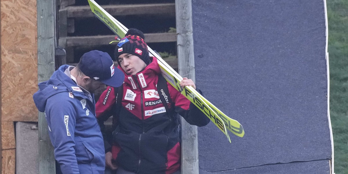 Kamil Stoch w rozmowie z Mathiasem Hafele odpowiedzialnym  za kombinezony w polskiej kadrze. 