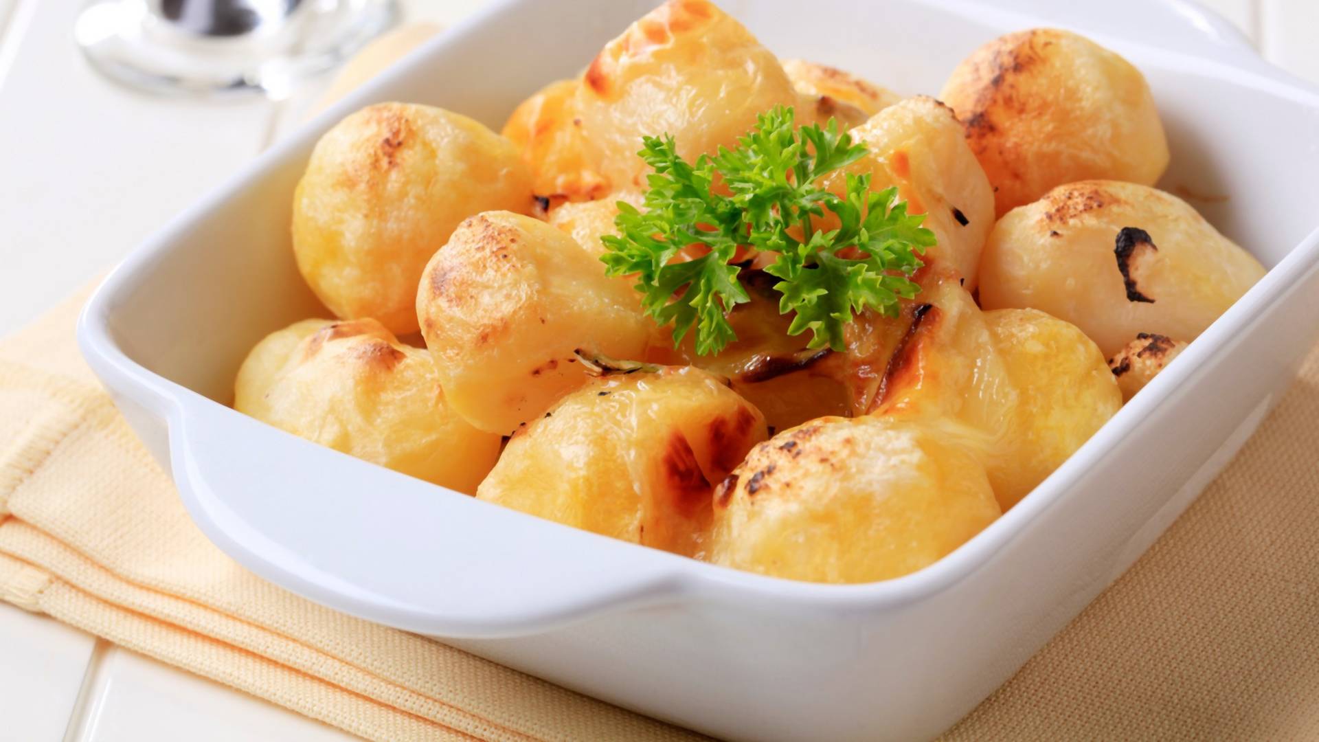 Krompir na portugalski način je najslasniji na svetu - trik je u jednom sastojku koji Srbi inače ne stavljaju