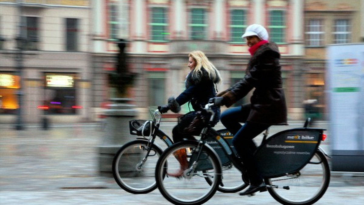 W ramach projektu "Zielona fala dla pieszych i cyklistów" władze miasta zdecydowały się od 1 sierpnia znieść zakaz wjazdu dla rowerów na wrocławskim Rynku w godz. od 5.00 do 9.00 - podało MM Wrocław.