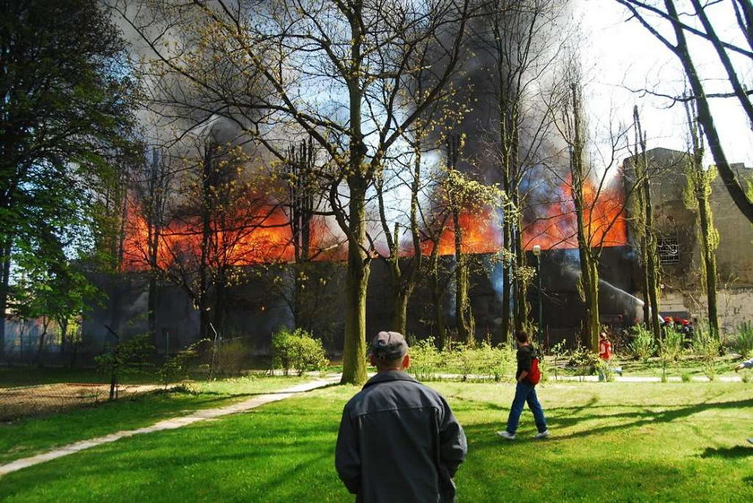 Pożar w dawnych zakładach Lenta