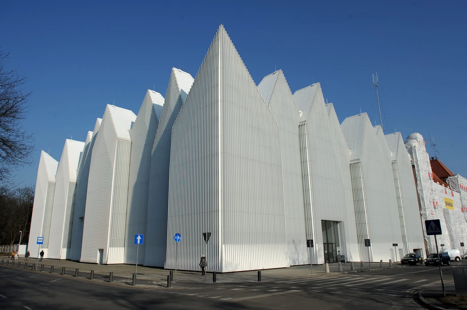 Budynek Filharmonii Szczecińskiej u zbiegu ulic Małopolskiej i Matejk. Obiekt zaprojektowało studio Barozzi Veiga z Barcelony. Głównym przeznaczeniem budynku są koncerty muzyki symfonicznej. Na obiekt składają się dwie sale koncertowe. Duża pomieści 951 osób, a mała sala 192 osoby.