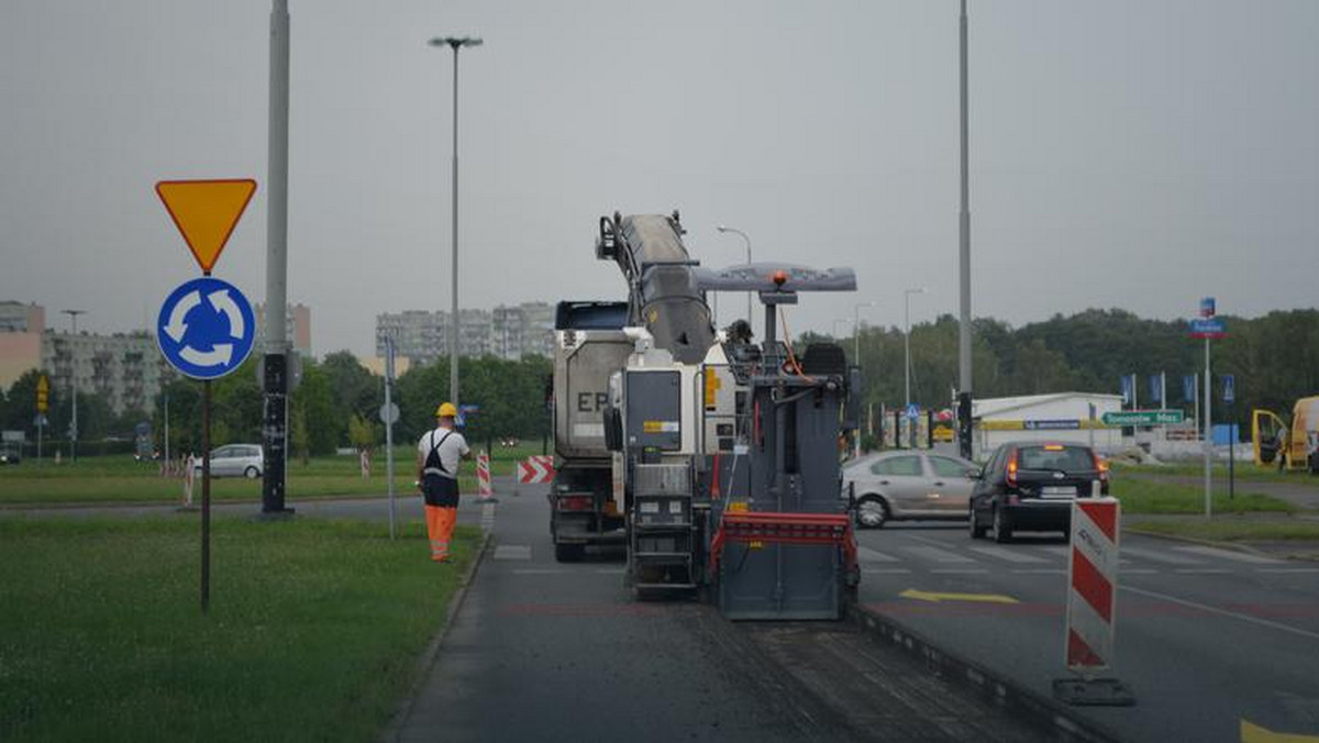 Do Wszystkich Świętych zostało już tylko kilka dni, a tymczasem łódzkie rondo Sybiraków, u zbiegu Puszkina i Przybyszewskiego, które jest remontowane od końca lipca, wciąż nie jest jeszcze gotowe. Rondo znajduje się tuż przy jednym z większych miejskich cmentarzy na Zarzewie.