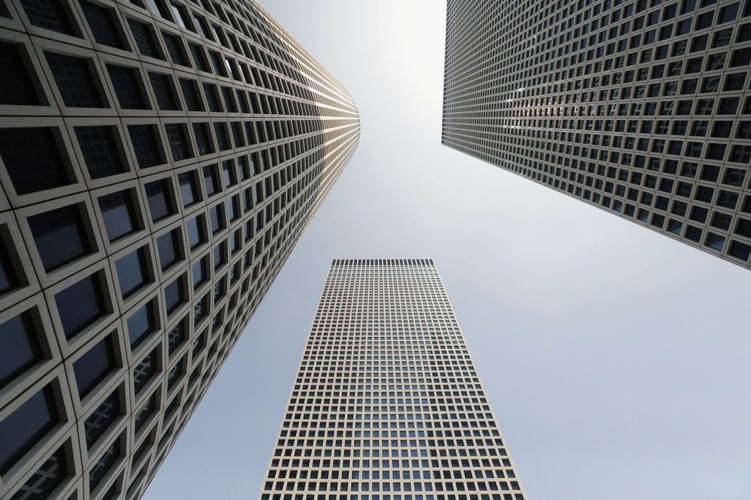 Wieże Azreali Center zostały wybudowane na zlecenie potentata rynku nieruchomości Davida Azriego. Jedna jest na planie koła, druga na planie trójkąta, a trzecia na planie kwadratu. Koszt budowy to 350 mln USD.

Na zdjęciu: Wieże Azrieli Center