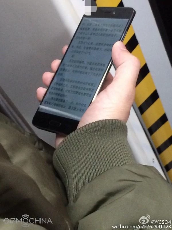 Xiaomi Mi 5 ma ekran z bardzo wąskimi ramkami na dłuższej krawędzi