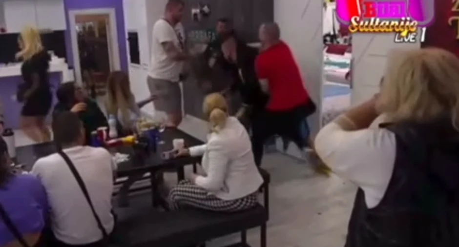 Filip Car udario Bilala pesnicom pred punom sobom