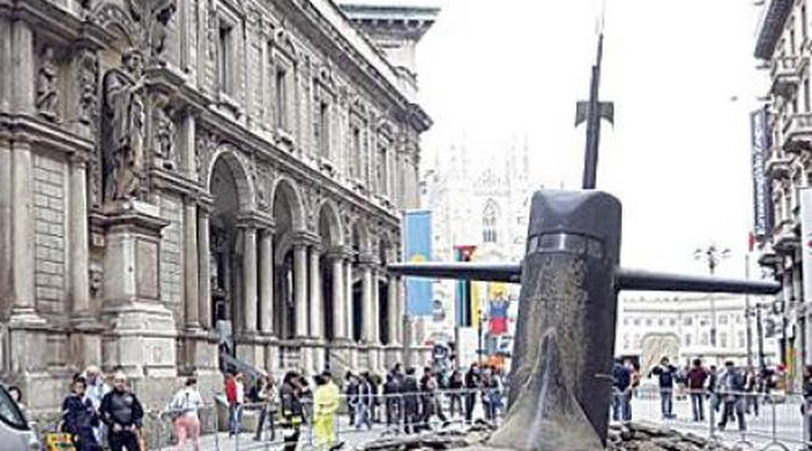 Tengeralattjáró jött fel Milánó belvárosában