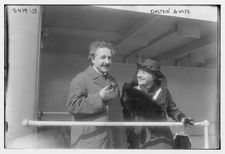 Albert Einstein z drugą żoną Elzą (byli ze sobą do jej śmierci w 1936 roku)